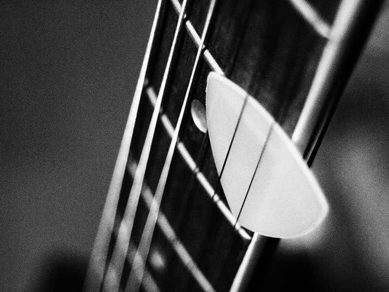 ギターピックと指板と弦_イメージ