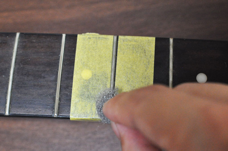 指板を磨くときマスキングテープは貼る 貼らない ナルガッキ